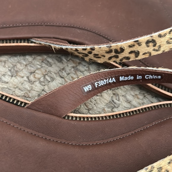 Ugg leopard print exotic thong leather lined soft bed sandals sz 9 - Picture 3 of 7